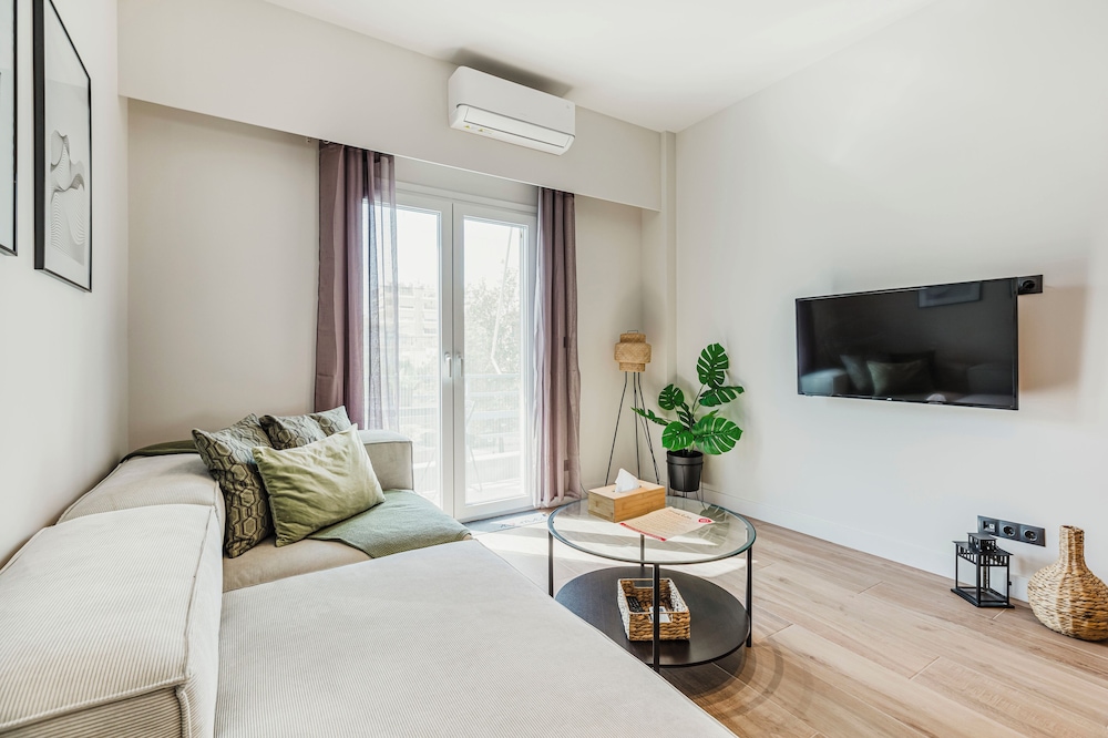 Bask - Chic 2 Bedroom Apt in Athens