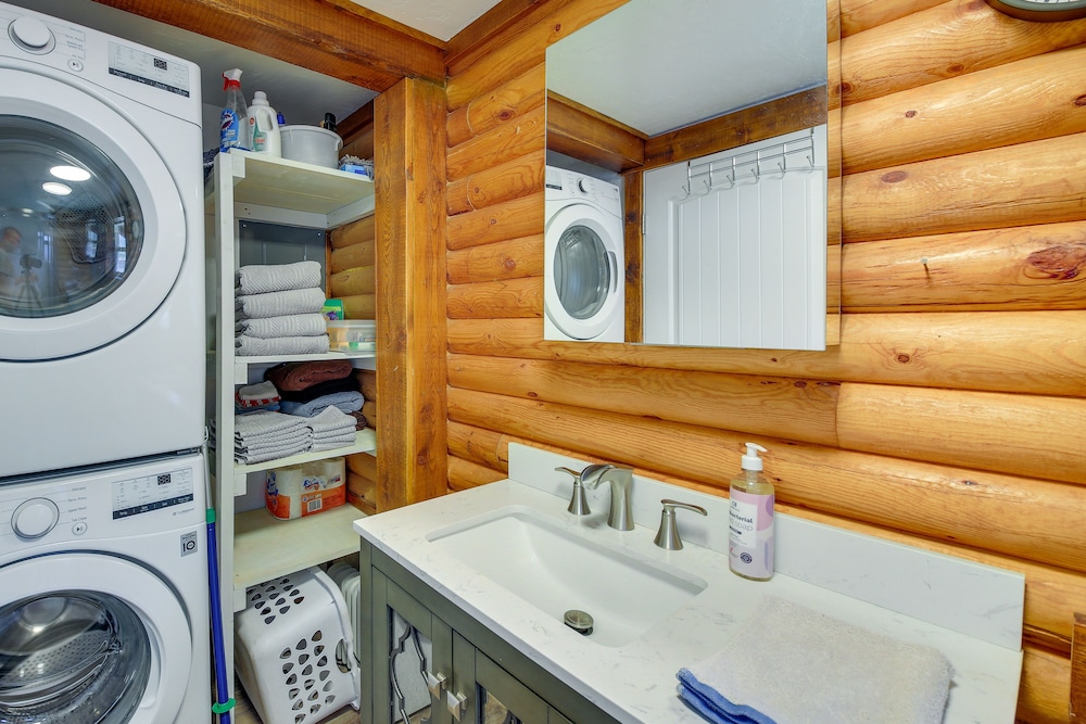 Cozy Thompson Falls Cabin w/ Mountain Views view 5