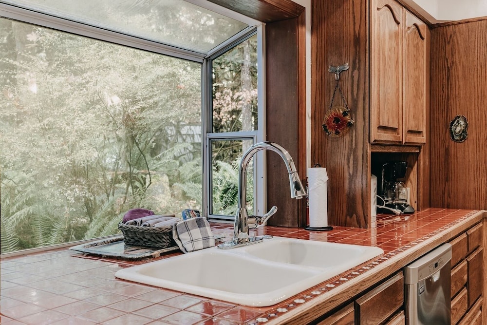 13sl - Hot Tub - Pets Ok - Wifi - Sleeps 8 2 Bedroom Home by RedAwning
