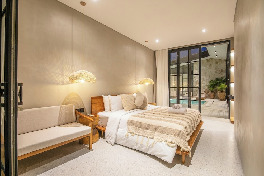 Stylish 5BR Boho Hideaway, 5 Minutes Bingin Beach