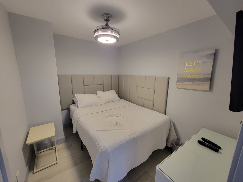 Alexander 817 3 Bedroom Apts