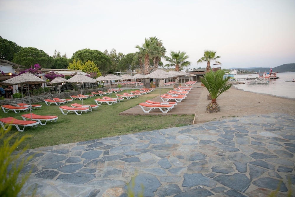 Bodrum Sea Side Beach Club Otel - Image 34