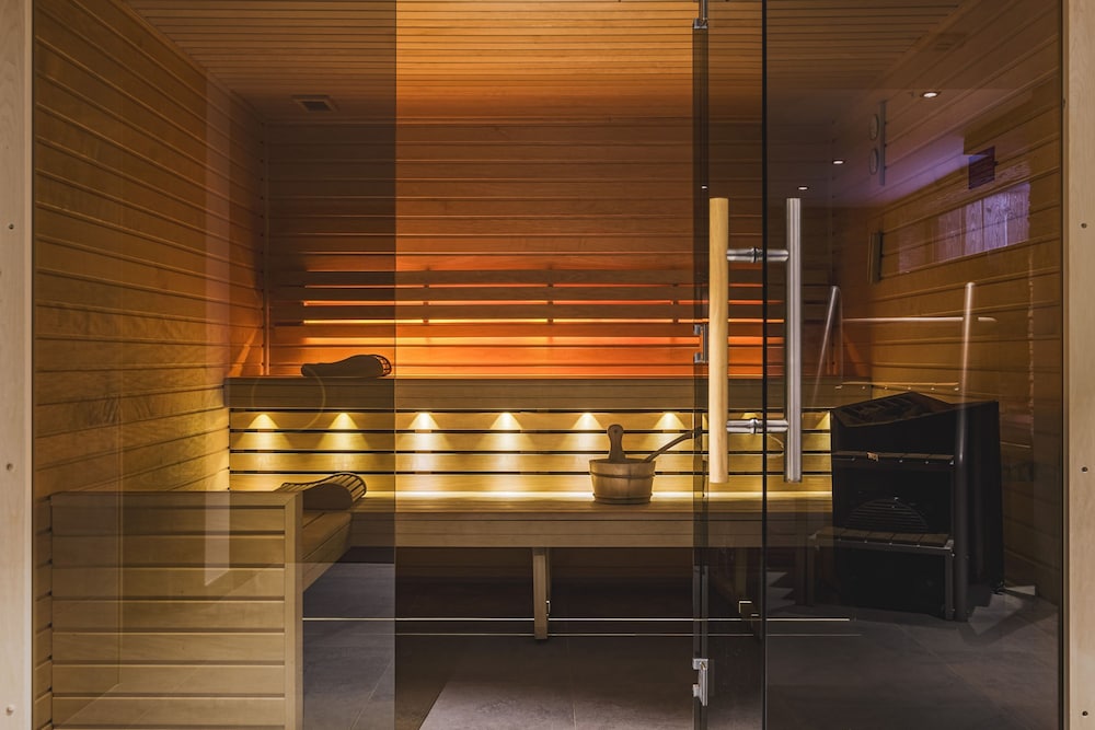 Chalet Black Squirrel Luxury Retreat With hot tub Sauna