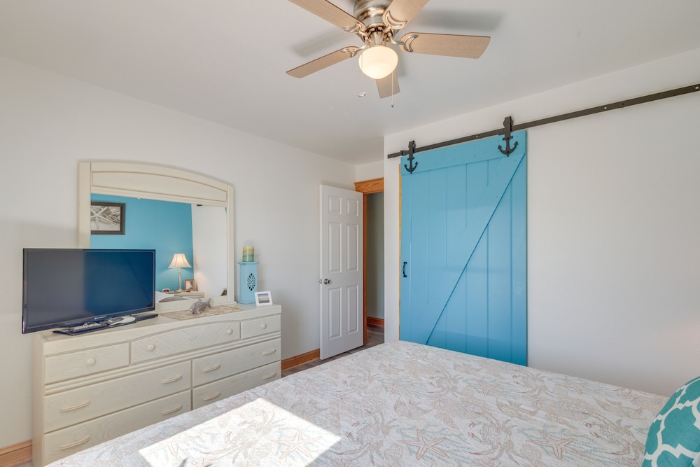 Coastal Home w/ Deck & Outdoor Shower view 4