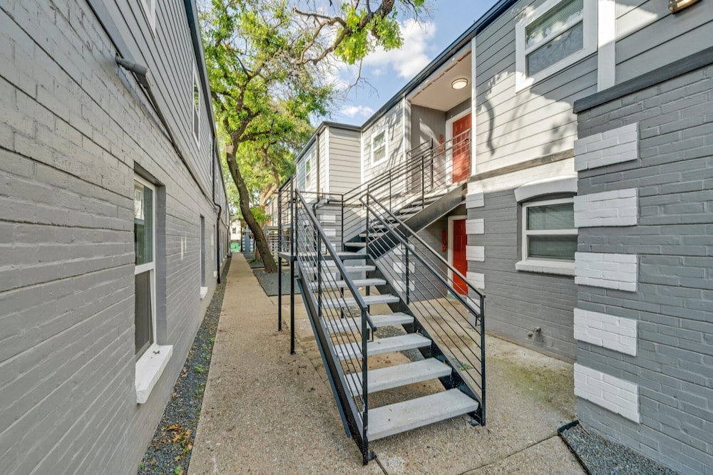 Modern 2BR Near UT Hyde Park Evonify - Property Image 2