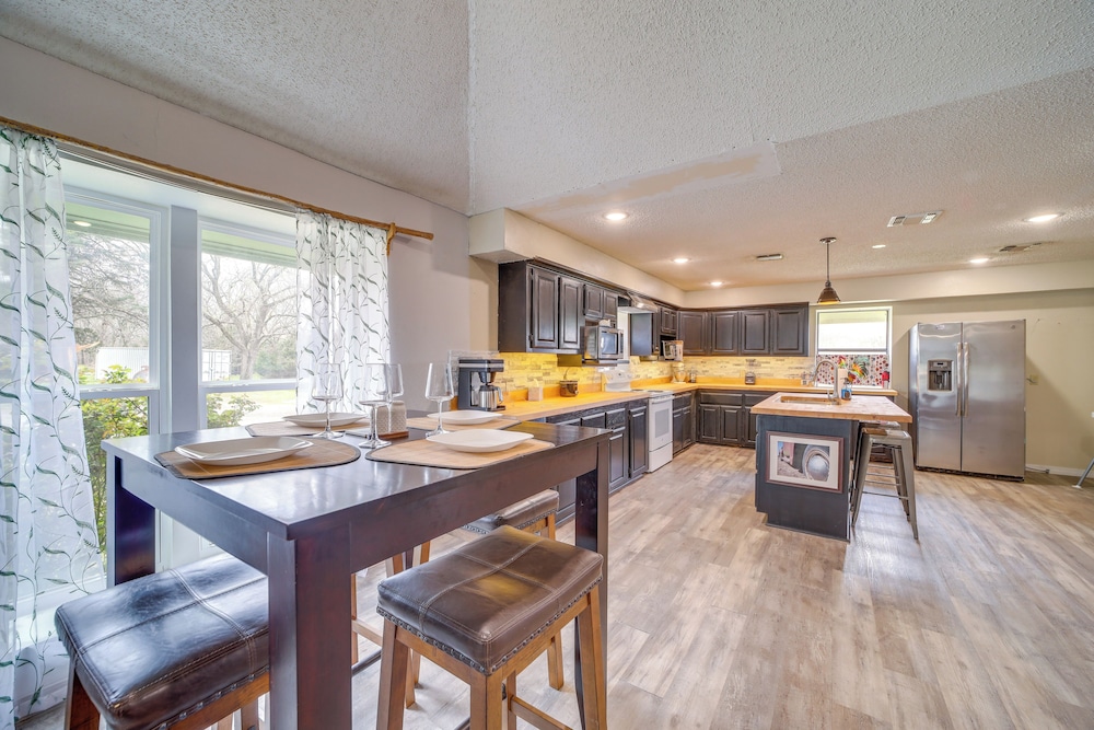 Outdoorsy Getaway Near Atoka: Hunt, Fish & Relax!