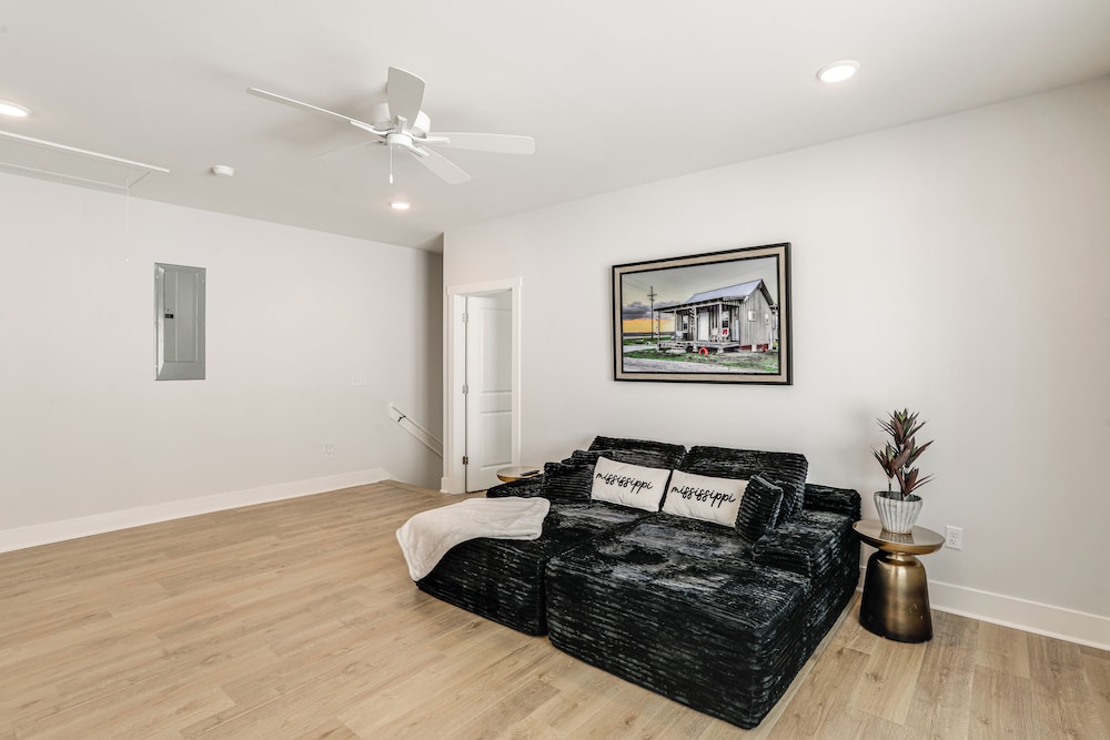3 Mi to Ole Miss, New Build: Inviting Townhome!