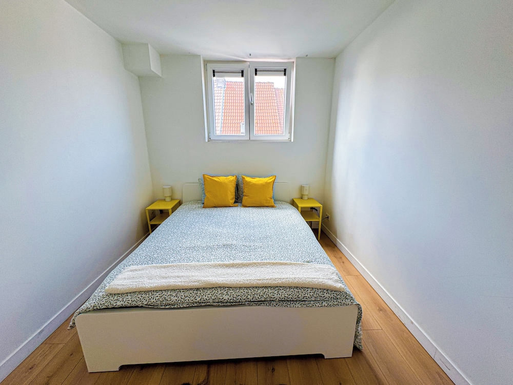 Cozy 1BR With Living Room Near City