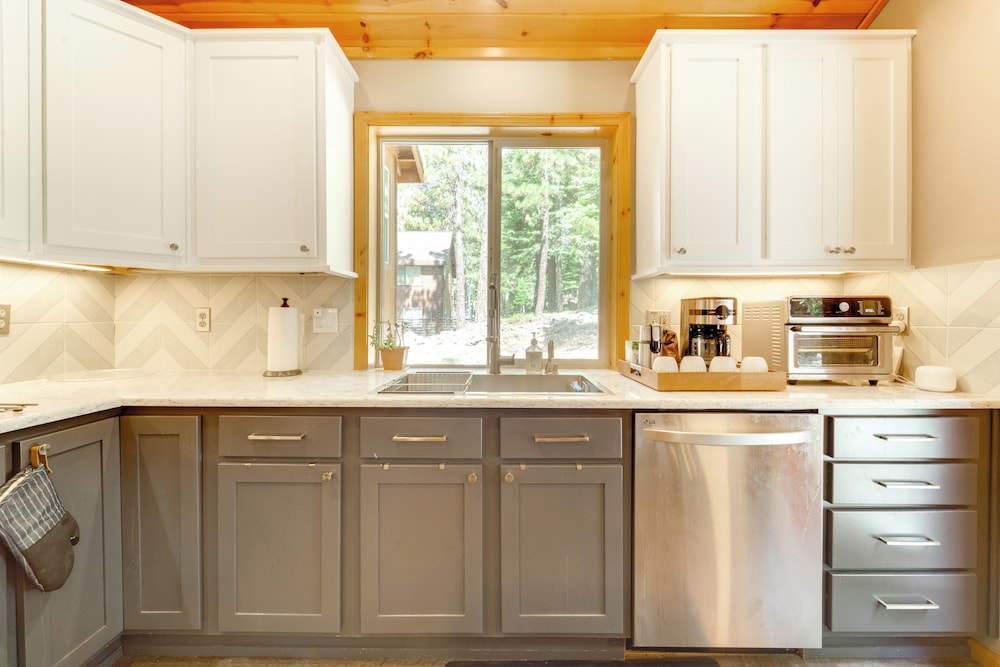 Near Ski Resorts & Trails: Truckee Home w/ Hot Tub