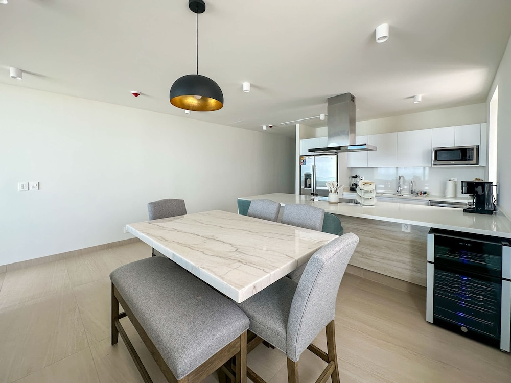 Paradise Found Luxe 2BR Condo in Iconic Location