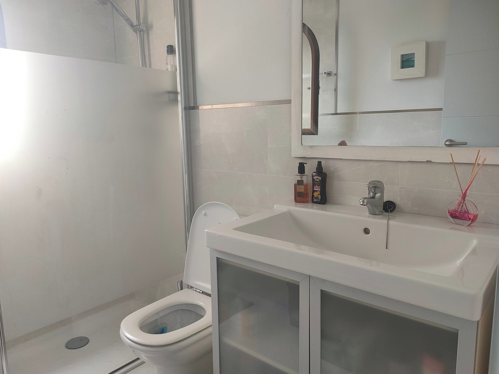 Apartment - Sleeps 4 - Pool - Balcony - Parking