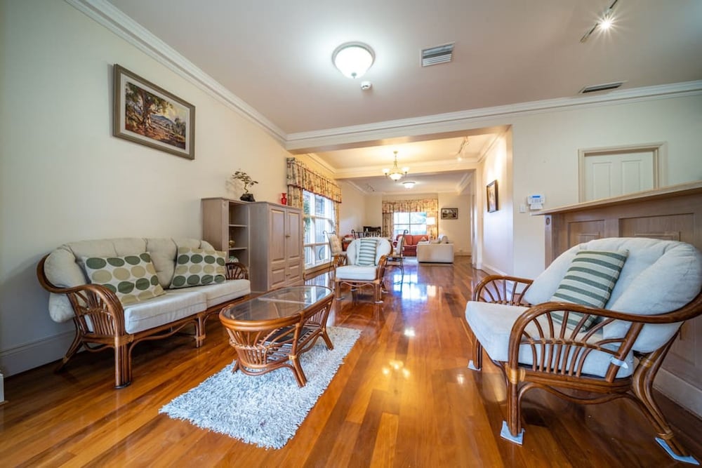 Glenelg Beach Stylish 2 Story Townhouse Sea View