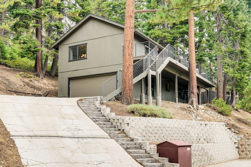 3 Mi to Diamond Peak: Mtn-view Home w/ Fireplace