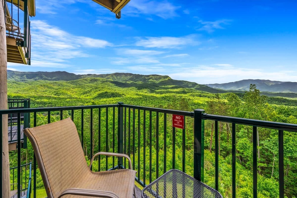 Mountain Views Indoor Pool Hot Tub Sleeps 4
