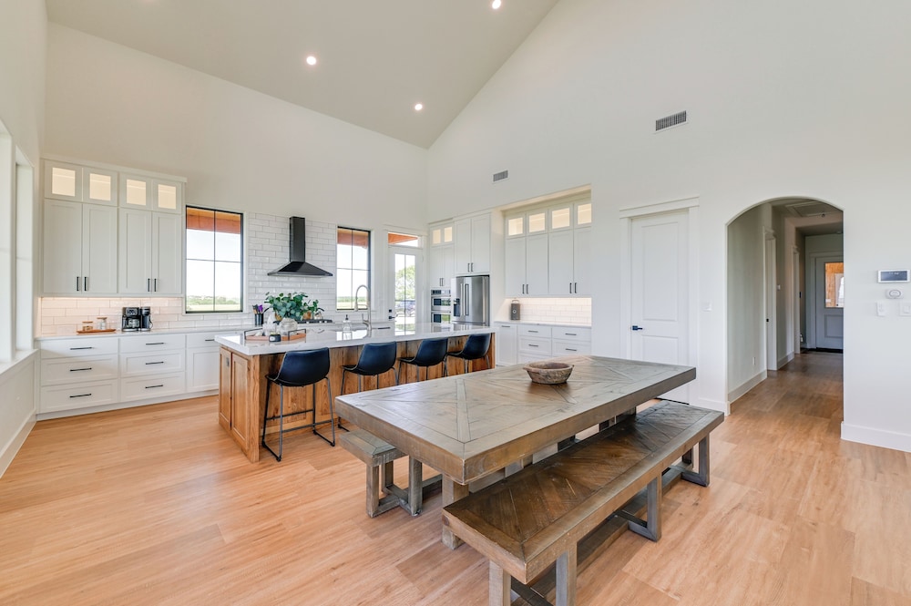 Rural Home w/ Hot Tub < 7 Mi to Winery & Golfing