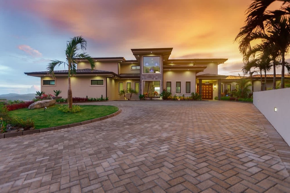 w Breathtaking 9BR Villa in Costa Rica