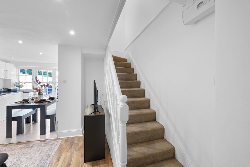 Luxury 3BR 2BA with Hot Tub and Garden
