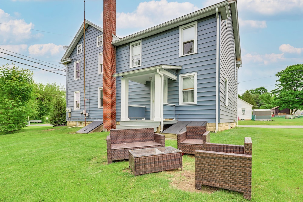 Walk to Saylors Lake: Townhome w/ Shared Perks!