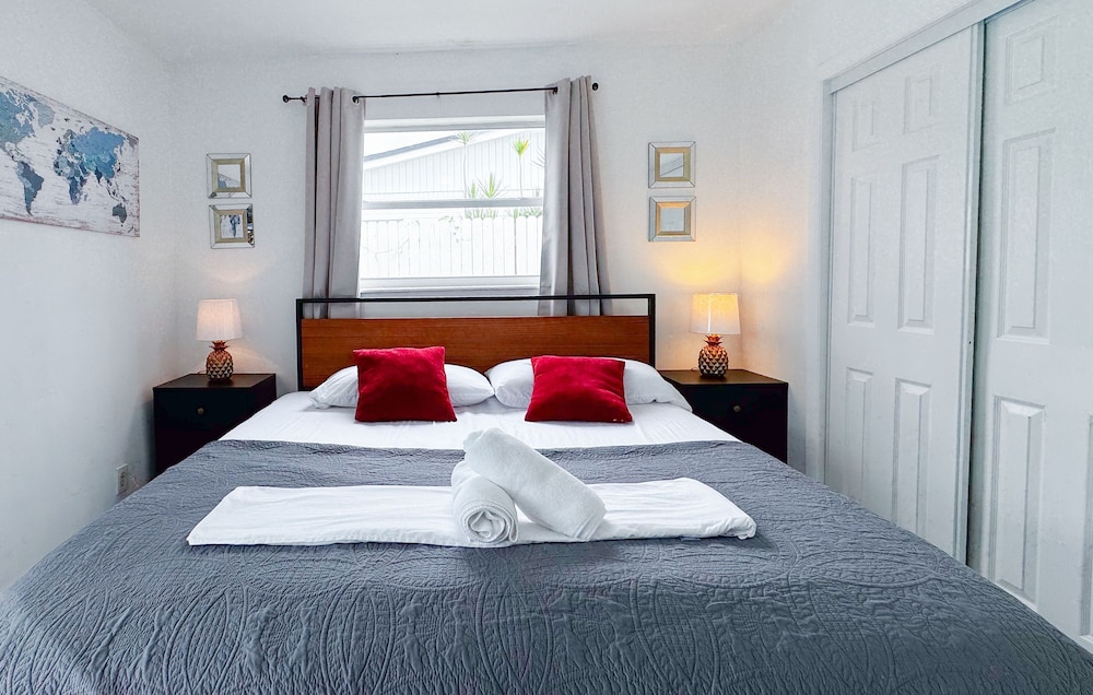 Tropical Villa King Bed Pool Top Location