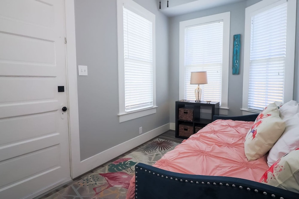 Vibrant Bungalow 2 Minutes to the Beach