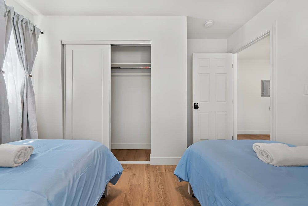 Massive 8BR Home in Hayward With AC Free Parking