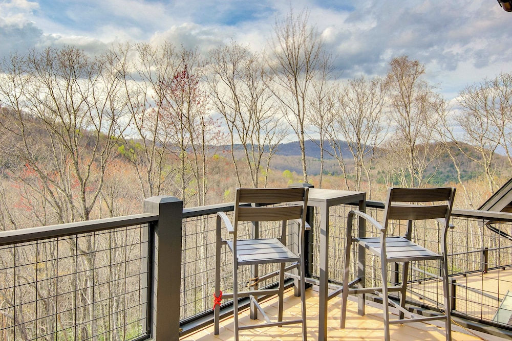 Modern Mountain-view Gem w/ Deck in Glenville