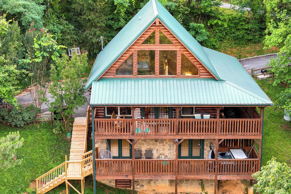 Triple Mountain View by Avantstay: Hot Tub, Game Room & Stunning Smoky Mountain Views