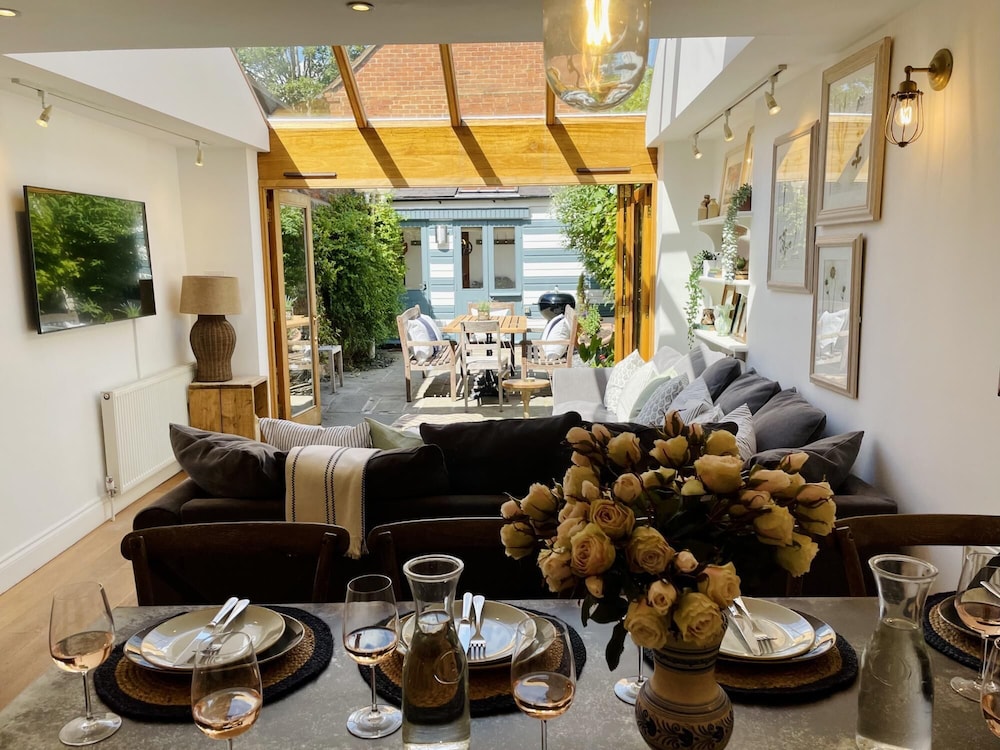 Dolls House - Luxury Townhouse - From 400 Per Night view 5