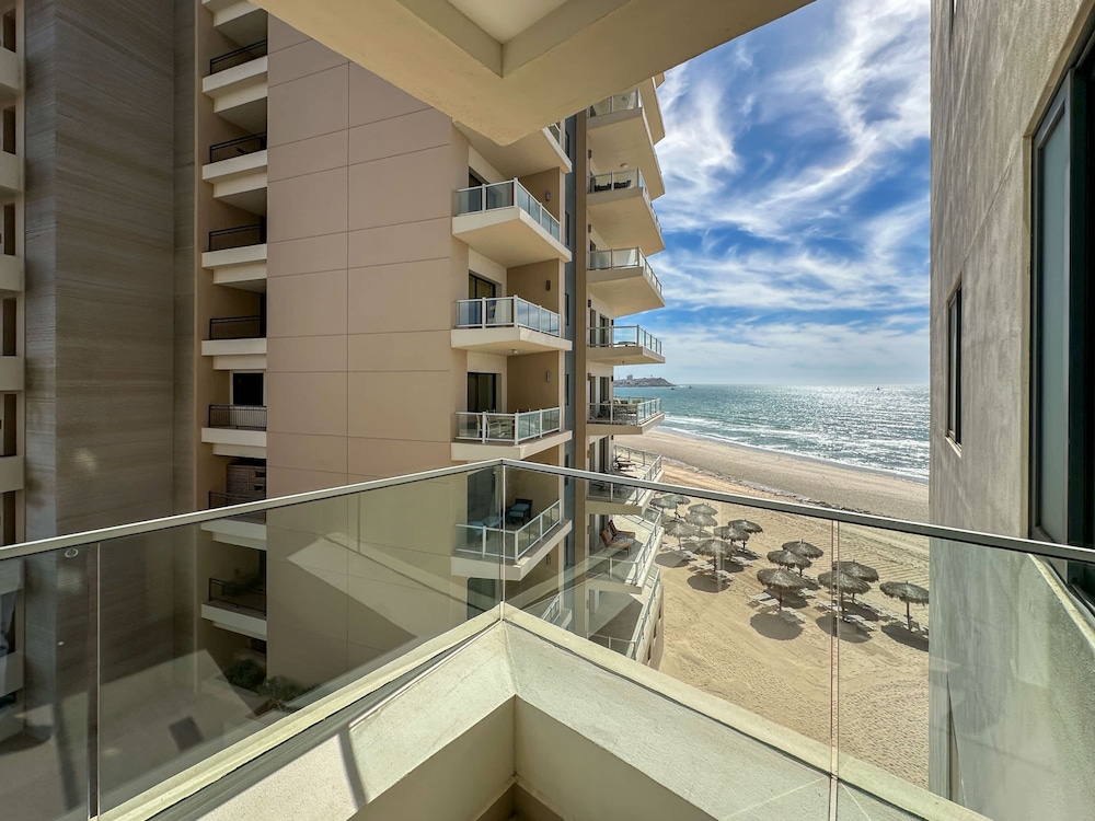 Paradise Found Luxe 2BR Condo in Iconic Location
