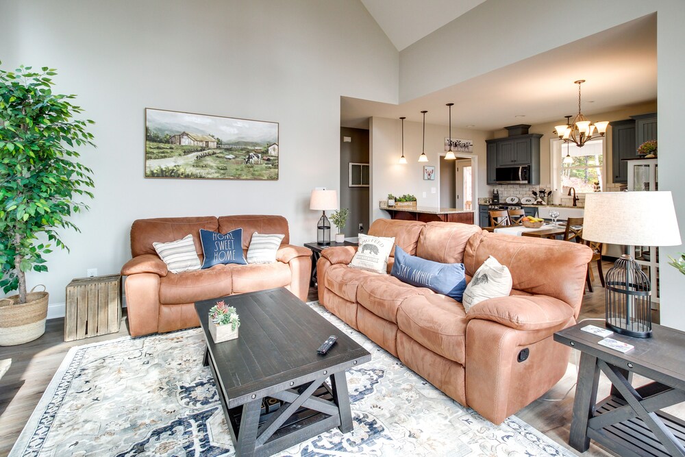 Views, Hot Tub & Trails: Modern Ellijay Cottage view 2