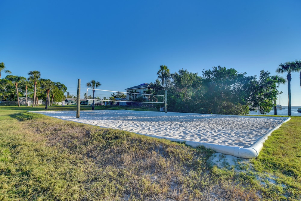 Bayfront St Petersburg Retreat 4 Mi to Downtown!