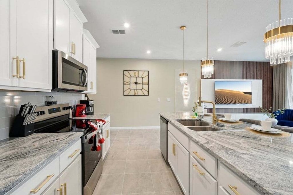 Beautiful Chic Radiance Home With Pool 5 Bedroom Townhouse