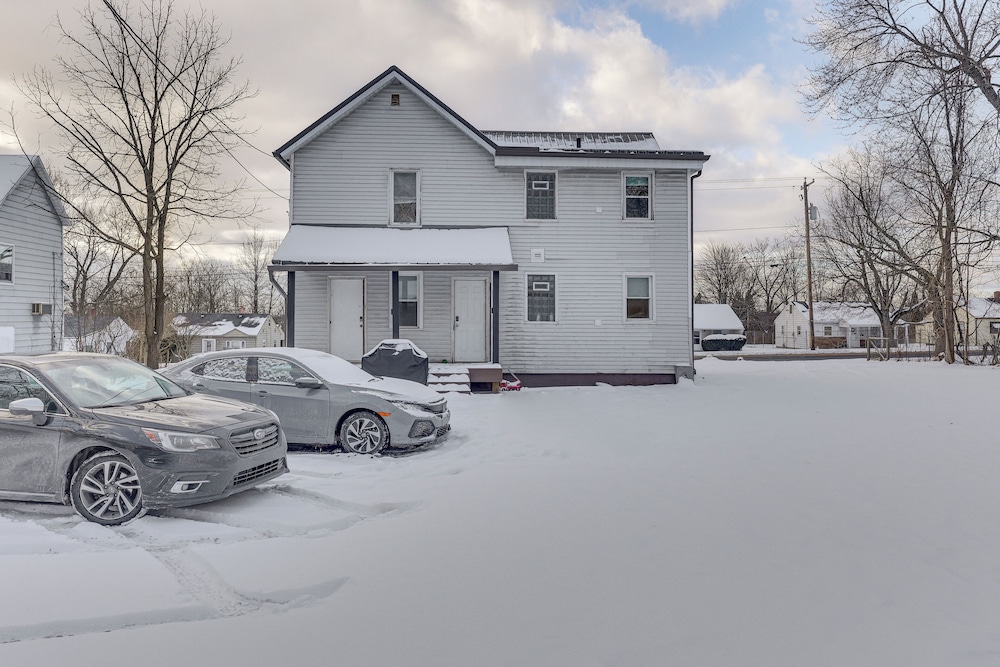 3 Mi to Downtown Youngstown: Updated Apartment