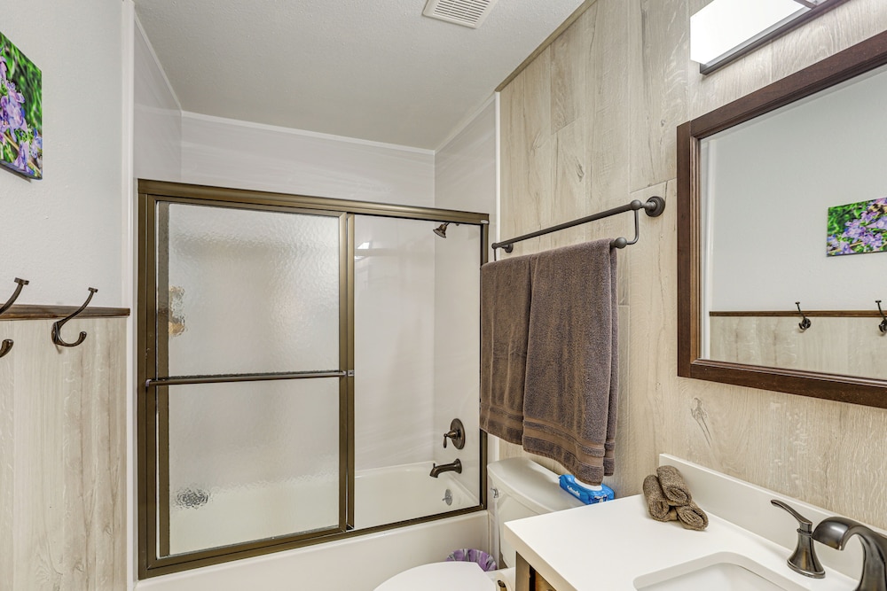 Pet-friendly Retreat w/ Fenced Yard in Aurora
