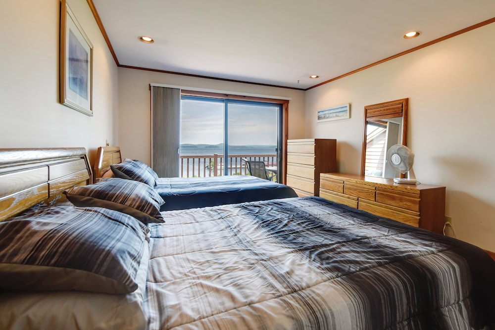 Mtn Views & Pool Access: Lake Memphremagog Condo!