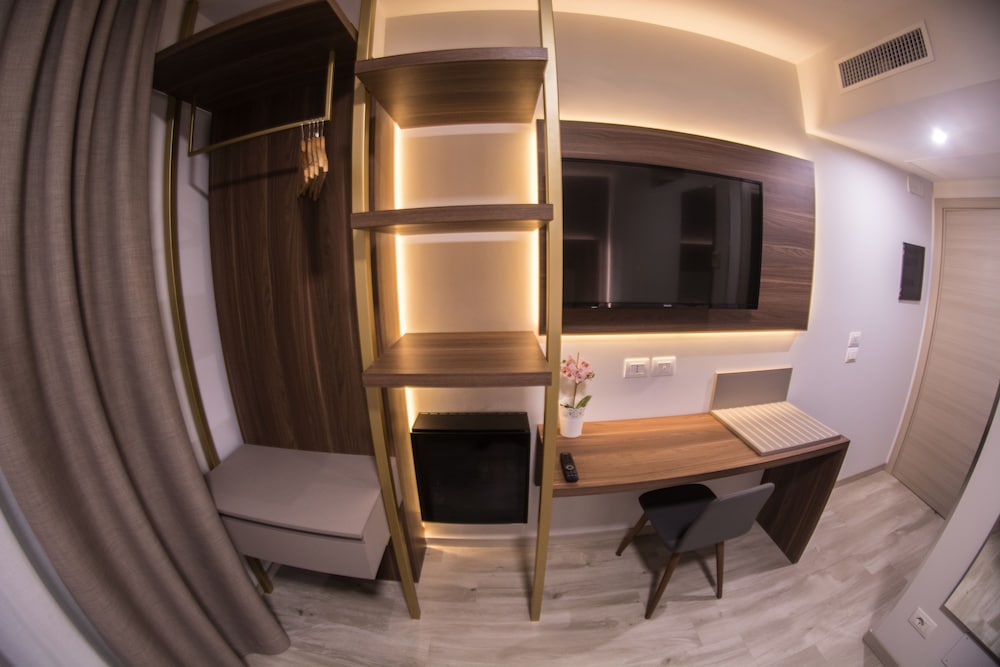 8 Room Hotel