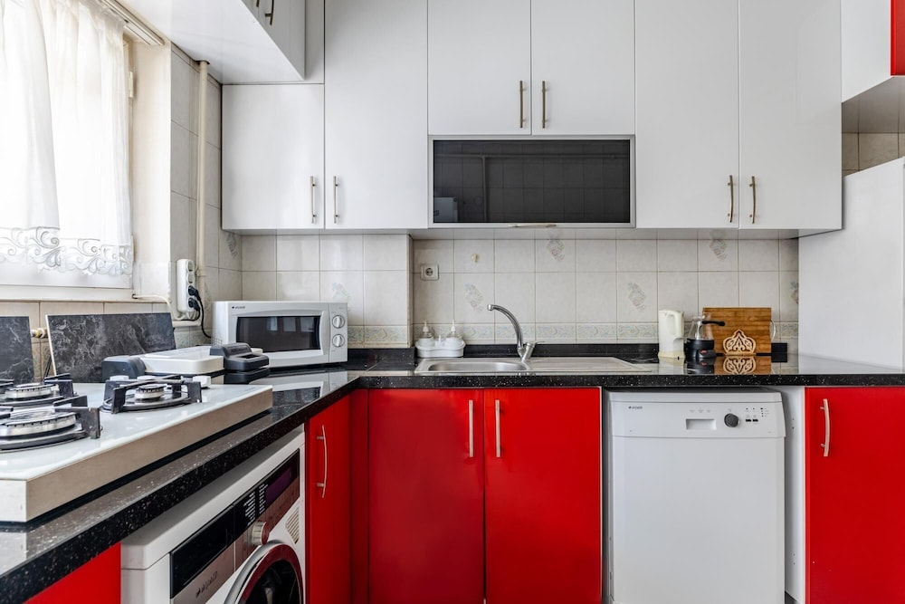 Retro Spacious Furnished Flat Near Kadikoy Marmaray