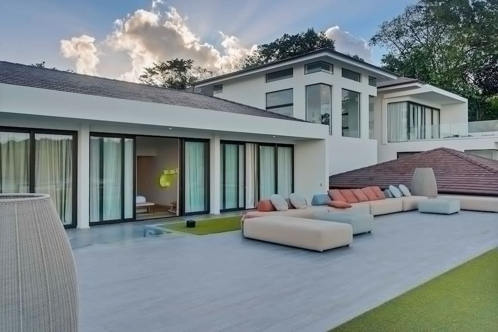 Gorgeous Beach House Perched Right Over the Ocean