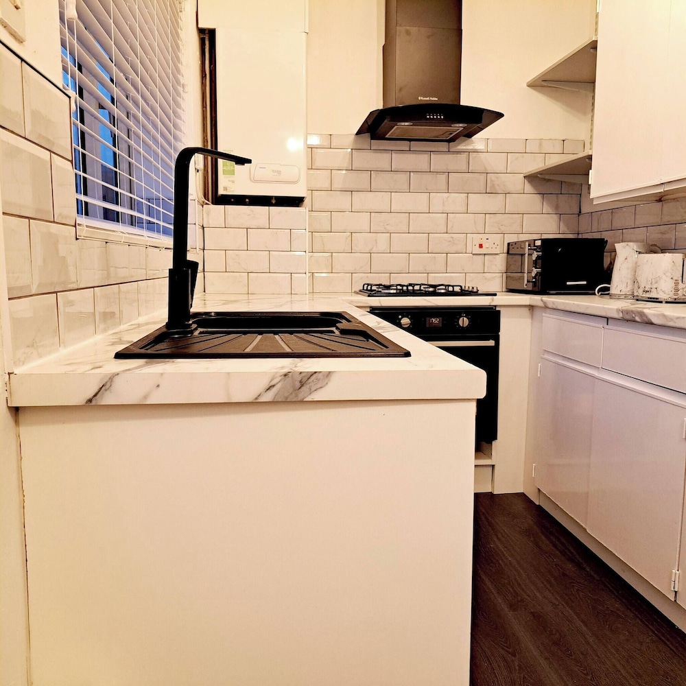 Cozy 2BR Home Pets Welcome Free Parking & Wifi
