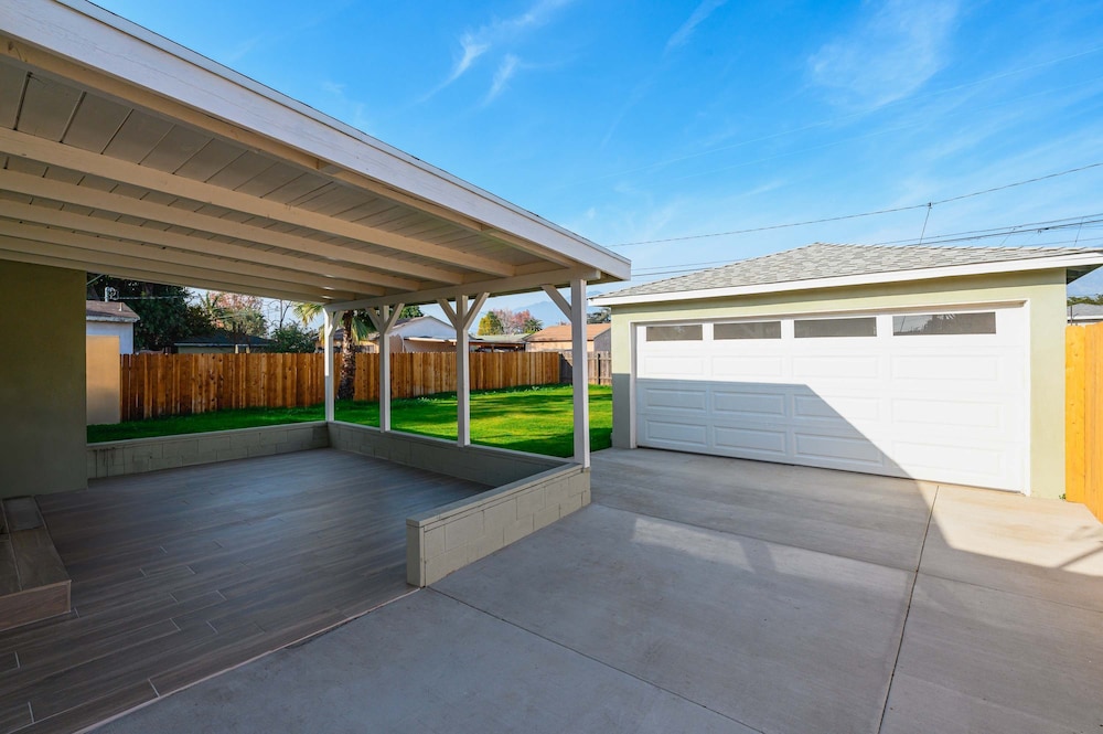 Luxury Modern Retreat w Spacious Yard Premium Comfort