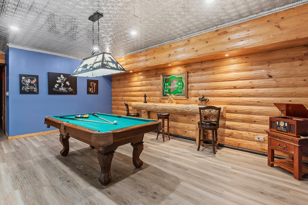 The Bigwood Cabin by Avantstay Hot Tub Firepit Pool Table Private Yard
