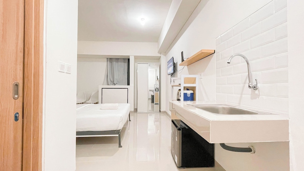 Simple Look Studio (No Kitchen) Near Unhas Bandaraya - Tallasa City Makassar Apartment