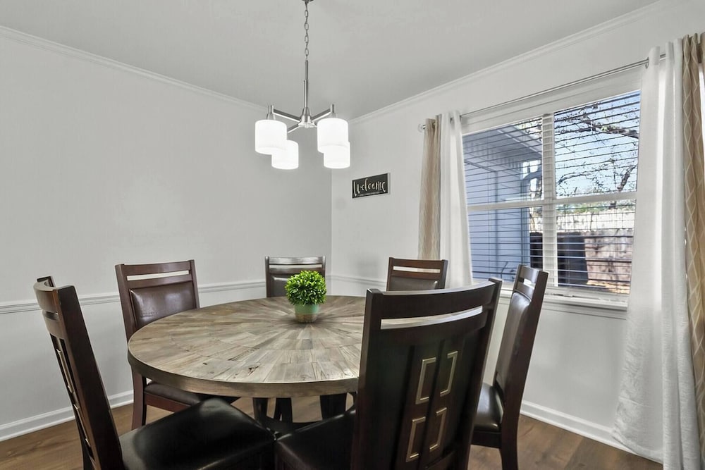 Day Dreamer Minutes to Stadium With Fire pit and Parking