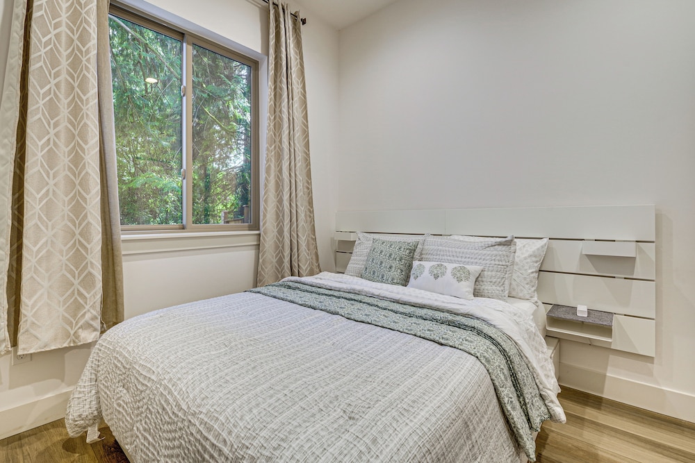 Wfh-friendly Gem w/ Creek: 4 Mi to Sammamish Trail