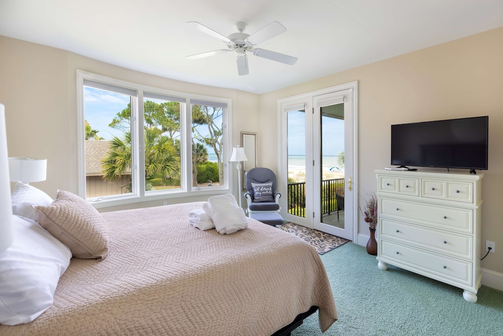 Luxury, Stunning 6 Bedroom Home with Saltwater Pool on the Beach