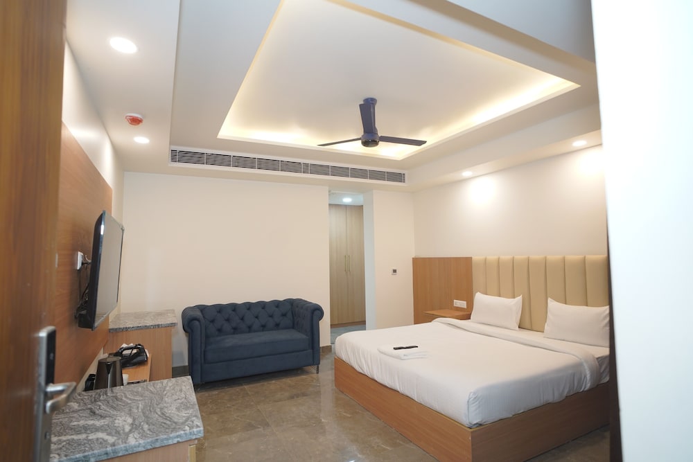 Royal Raven Hotel And Banquet