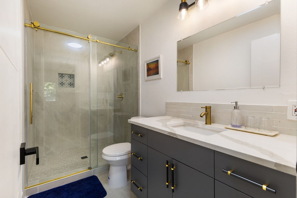 Comfy Stay in Bellevue w Parking Included