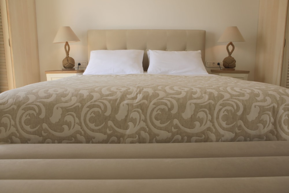 Theasis Luxury Suites photo 2