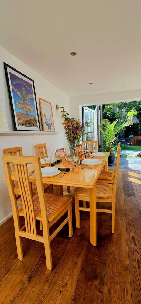 Stylish 3 Bedroom Townhouse in Brockley With Large Garden