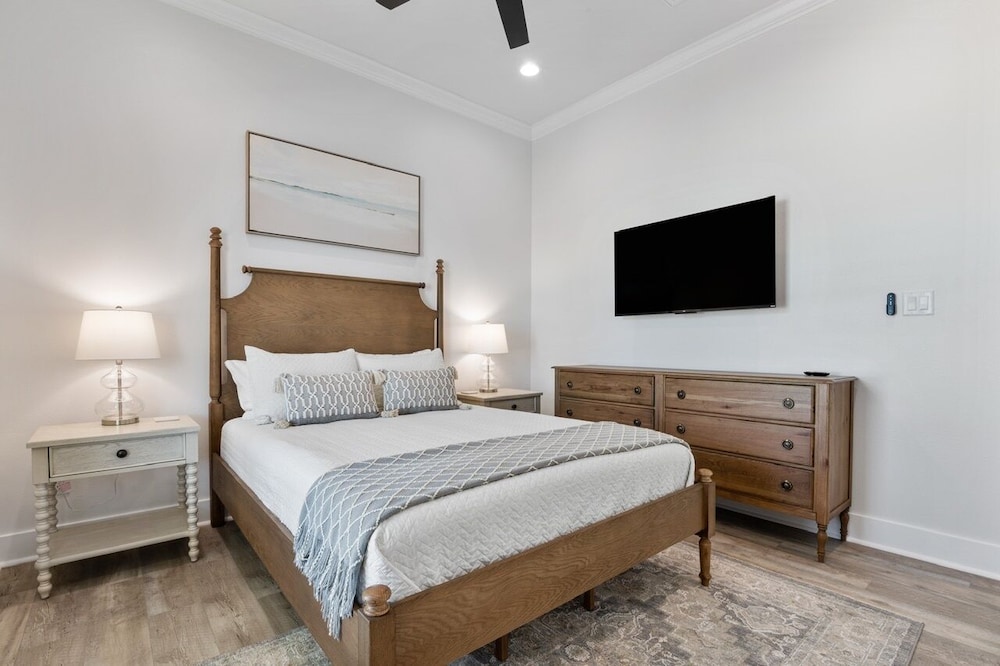 Pearl's Paradise 4 Bedroom Home by RedAwning view 5